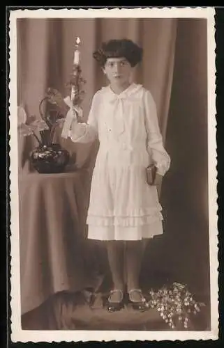 Foto-AK Mädchen it Kerze und Bibel zur Kommunion