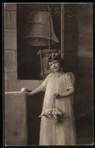 AK Osterengel mit Korb voller Ostereier vor einer Glocke, Joyeuses Paques