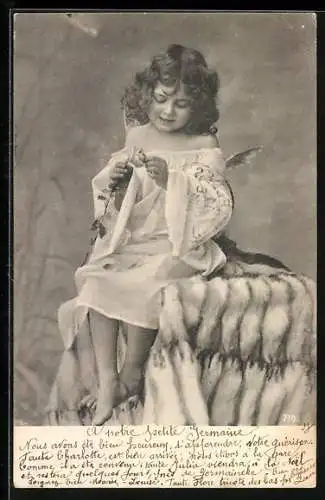 AK Engel sitzt mit einer Rose auf einem Fell