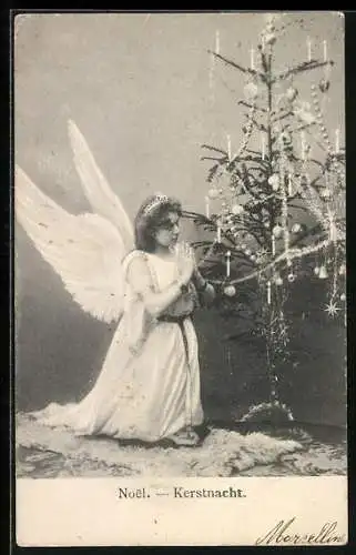 AK Weihnachtsengel betet vor Weihnachtsbaum, Weihnachtsgruss