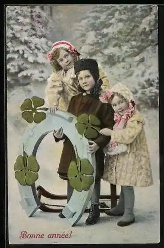 AK Drei Kinder mit einem grossen Hufeisen und Kleeblättern