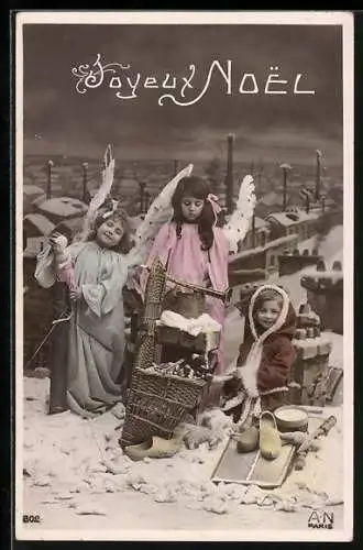 AK Zwei Weihnachtsengel mit einem Kind und Geschenken