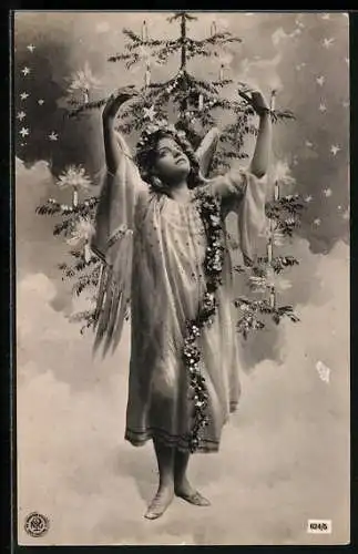 AK Weihnachtsengel vor einem Tannenbaum