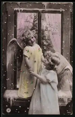 AK Zwei Weihnachtsengel vor einem Fenster im Schnee