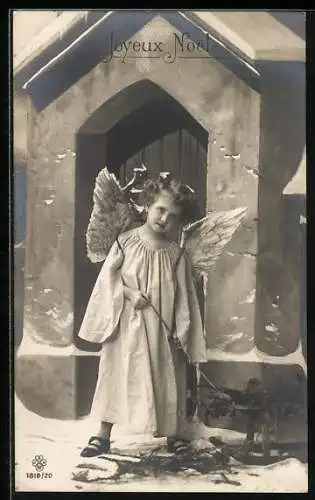 AK Weihnachtsengel steht mit einem Schlitten vor einer Haustür
