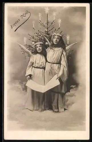 AK Zwei Weihnachtsengel stehen vor einem Weihnachtsbaum