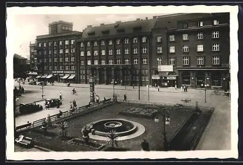 AK Mähr. Ostrau, Bahnhofstrasse mit Geschäften und Brunnen