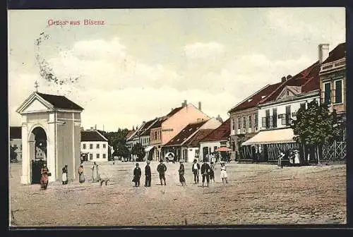 AK Bisenz, Strassenpartie mit Kapelle