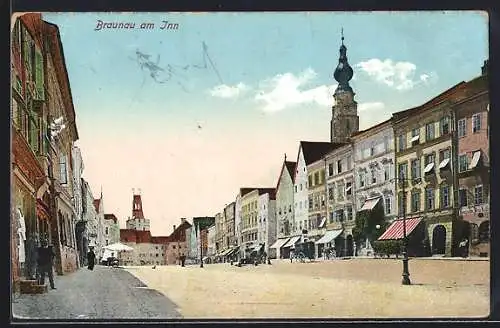 AK Braunau am Inn, Strassenpartie mit Geschäften und Kirchturm