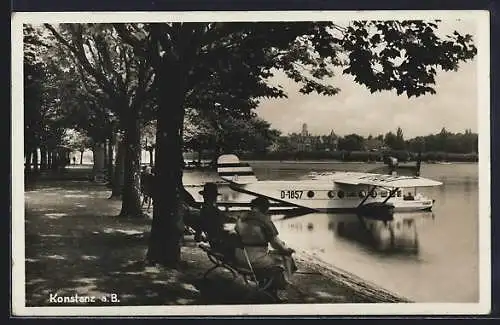 AK Konstanz a. B., Uferpartie mit Dornier Wasserflugzeug Konstanz