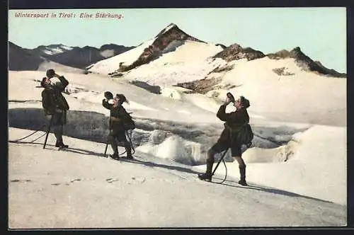 AK Bergsteiger bei einer Stärkung in den Tiroler Alpen