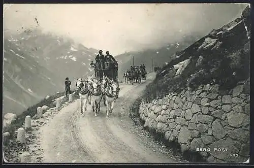 AK Postkutschen fahren auf einer Berglandstrasse entlang