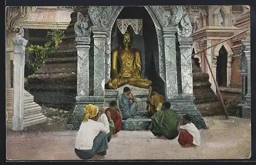 AK Indien, Buddhisten beten vor einem Götzenbild Buddhas