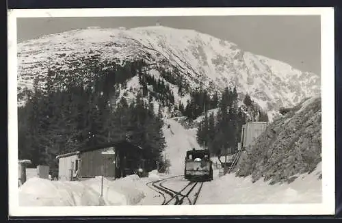 AK Schneeberg, Haltestelle Baumgarten der Zahnradbahn mit Blick zum Kirchlein