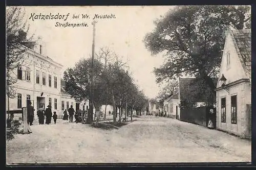 AK Katzelsdorf bei Wr. Neustadt, Strassenpartie mit Passanten