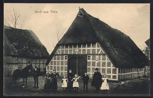 AK Tiste, Familie vor ihrem Gutshaus