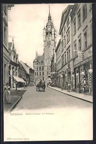AK Dessau, Rathausstrasse mit Rathaus und Geschäften, Kutsche