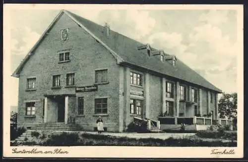 AK Guntersblum am Rhein, Turnhalle mit Werbeschild für Wormser Apostelbräu