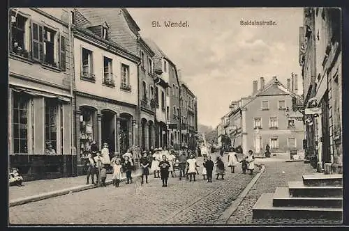 AK St. Wendel, Kinder in der Balduinstrasse mit Geschäft Heinrich Bindhammer