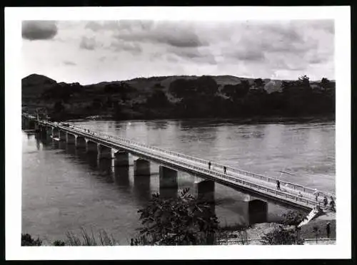Fotografie unbekannter Fotograf, Ansicht Boukabene, Blick auf die Niari Brücke kurz vor der Fertigstellung