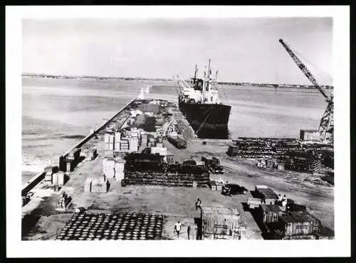 Fotografie unbekannter Fotograf, Ansicht Pointe-Noire, Frachthafen mit Frachtschiff