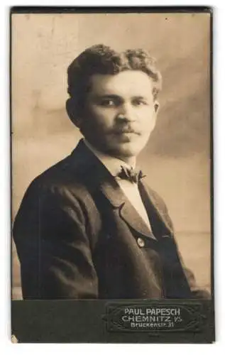 Fotografie Paul Papesch, Chemnitz, Brückenstr. 31, Porträt eines Mannes mit Schnurrbart