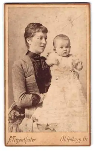 Fotografie F. Titzenthaler, Oldenburg, Theaterwall 14, Mutter mit Kleinkind