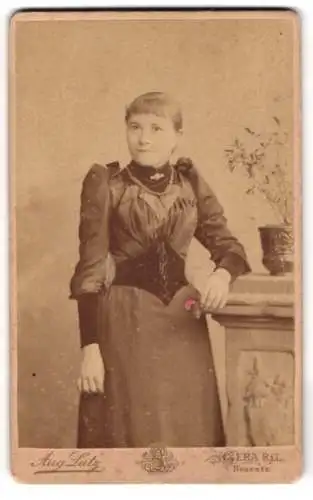 Fotografie August Lutz, Gera, Neue-Strasse 4, Frau mit Blumendekor