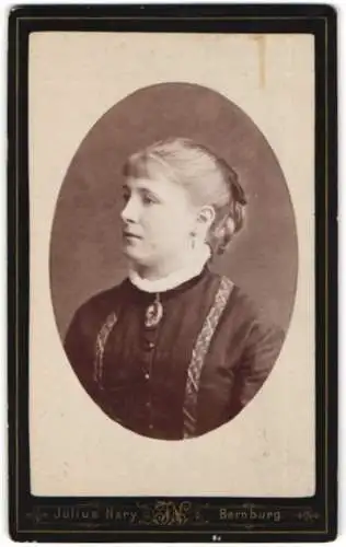 Fotografie Julius Nary, Bernburg, Carlsplatz 29, Porträt einer Frau im Profil