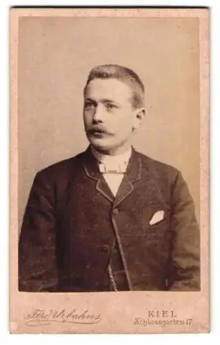 Fotografie Ferd. Urbans, Kiel, Schlossgarten 17, Porträt eines Herrn