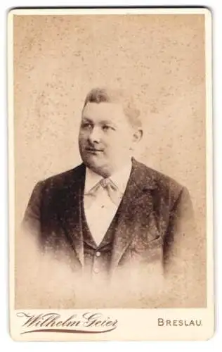 Fotografie Wilhelm Geier, Breslau, Schweidnitzerstrasse 16/18, Porträt eines Mannes