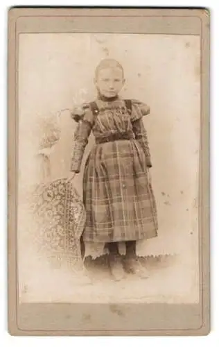 Fotografie W. Pritzko, Jerchel, Mädchen im karierten Kleid