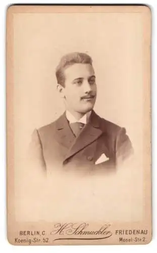 Fotografie H. Schmuckler, Berlin, Koenig-Str. 52, Porträt eines eleganten Mannes