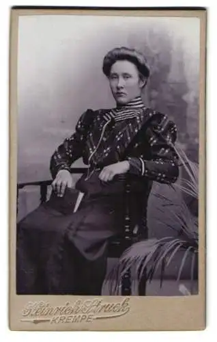 Fotografie Heinrich Struck, Krempe, Elegante Frau in gestreifter Bluse