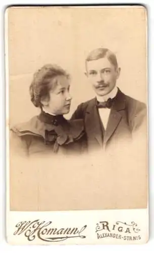 Fotografie W. Homann, Riga, Alexander-Str. 5, Porträt eines eleganten Paares