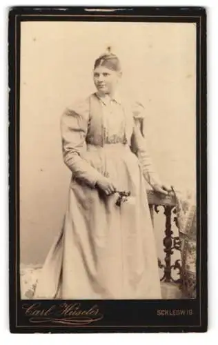 Fotografie Carl Huseler, Schleswig, Stadtweg 147, Frau mit Blumengesteck