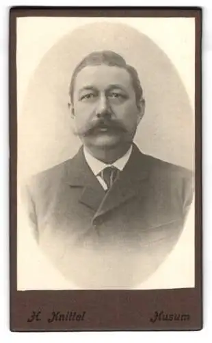 Fotografie H. Knittel, Husum, Porträt eines Mannes mit markantem Schnurrbart