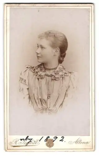Fotografie Rudolf Przibill, Altona, Reichenstrasse 18, Porträt einer jungen Frau