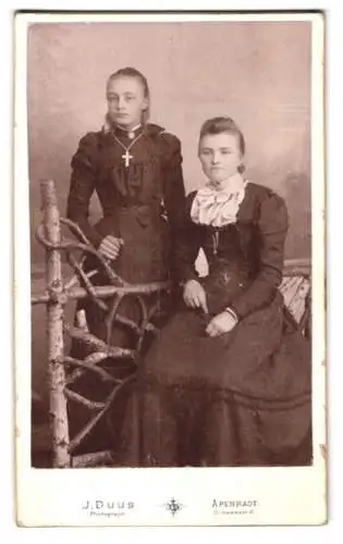 Fotografie J. Duus, Apenrade, Grossestr. 41, Zwei Mädchen in dunkler Kleidung