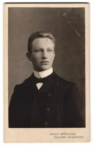 Fotografie Adolf Grönlund, Segeberg, Marktplatz, Porträt eines jungen Mannes