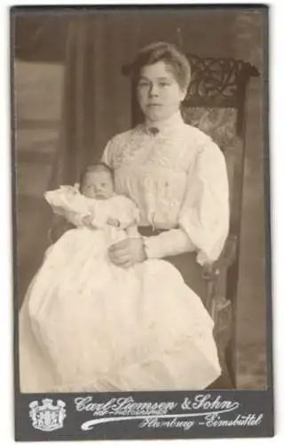 Fotografie Carl Siemsen & Sohn, Hamburg-Eimsbüttel, Eppendorferweg 37, Frau mit Baby im Arm
