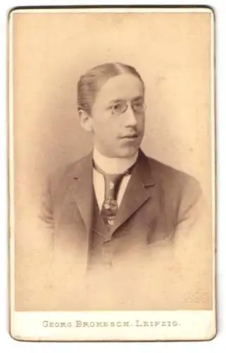 Fotografie Georg Brokesch, Leipzig, Zeitzerstrasse 2, Portrait eines Mannes mit Brille