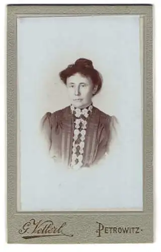 Fotografie G. Vetterl, Petrowitz, Porträt einer Frau