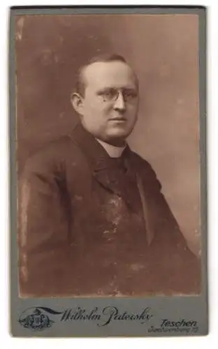 Fotografie Wilhelm Pateisky, Teschen, Sachsenberg 15, Porträt eines Mannes mit Brille
