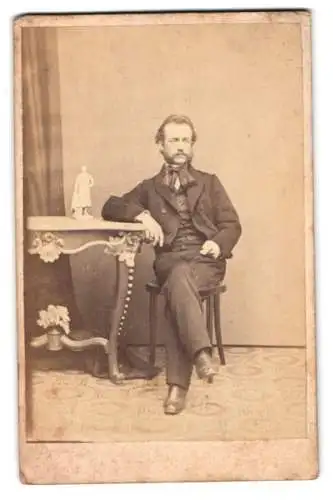 Fotografie Karl Emanuel, Wien, Radetzkystrasse 162, Herr im eleganten Anzug