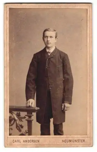 Fotografie Carl Andersen, Neumünster, Fabrik-Strasse, Junger Mann im Anzug