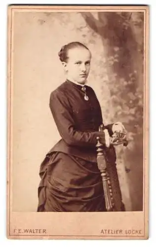 Fotografie F. E. Walter, Dresden, Gewandhaus-Str. 2, Dame mit elegantem Kleid
