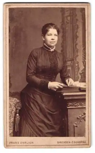 Fotografie Franz Ehrlich, Dresden, Königsbrücker Str. 50, Dame in tailliertem Kleid