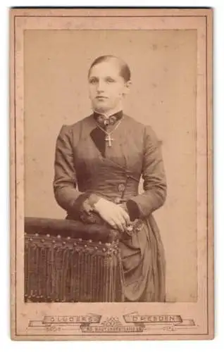 Fotografie Georg Lüders, Dresden, Bautznerstrasse 83, Porträt einer Dame mit Kreuzanhänger