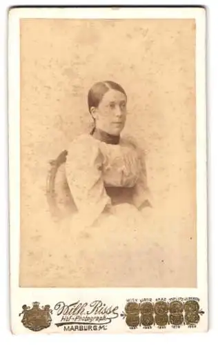 Fotografie Wilh. Risse, Marburg, Frau im schlichten Kleid